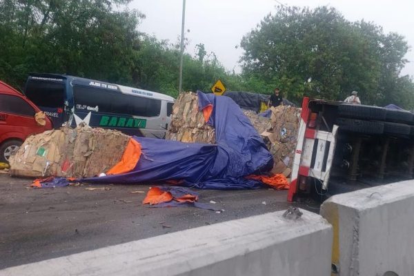 Kumpulan Fakta Hasil Olah TKP Kecelakaan Beruntun Tol Cipularang Lalu Lintas Arah Jakarta Dialihkan di Metro