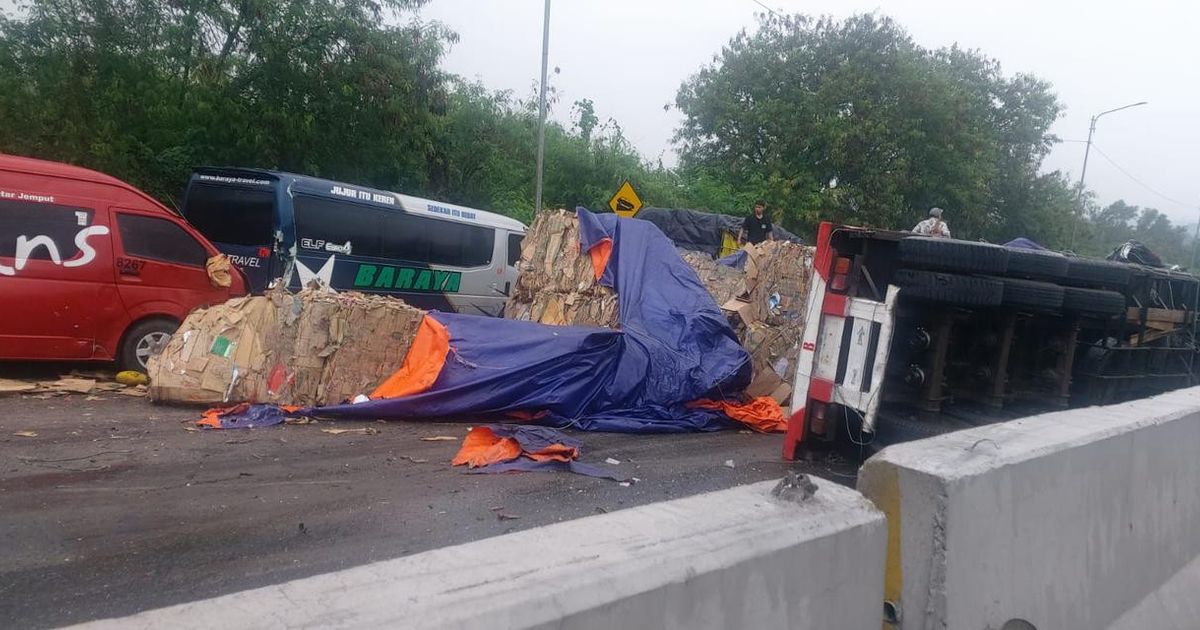 Kumpulan Fakta Hasil Olah TKP Kecelakaan Beruntun Tol Cipularang Lalu Lintas Arah Jakarta Dialihkan di Metro